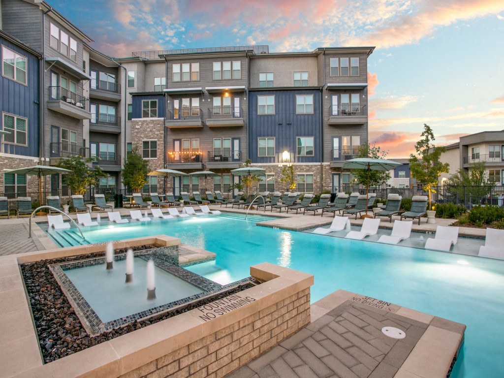 Resort-style pool with fountain